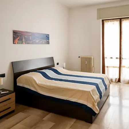 Spacious Aparment 10 Mins Walk From Duomo شقة