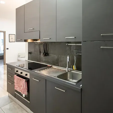 Spacious Aparment 10 Mins Walk From Duomo شقة