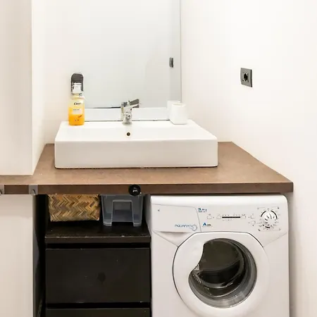 Spacious Aparment 10 Mins Walk From Duomo شقة