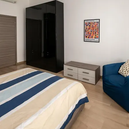 Spacious Aparment 10 Mins Walk From Duomo شقة *