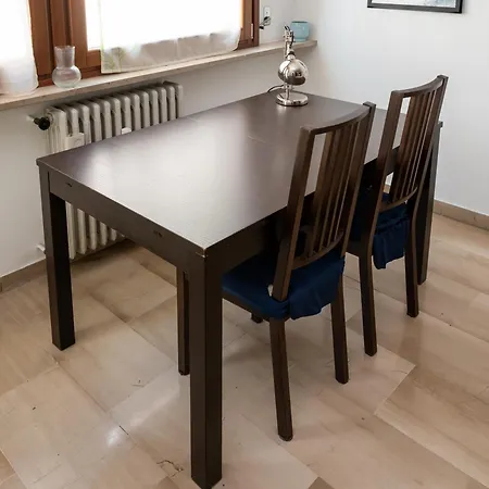 Spacious Aparment 10 Mins Walk From Duomo شقة *