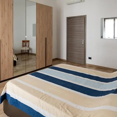 Spacious Aparment 10 Mins Walk From Duomo شقة