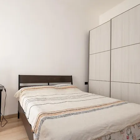 Spacious Aparment 10 Mins Walk From Duomo شقة