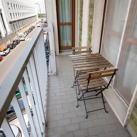 Spacious Aparment 10 Mins Walk From Duomo شقة